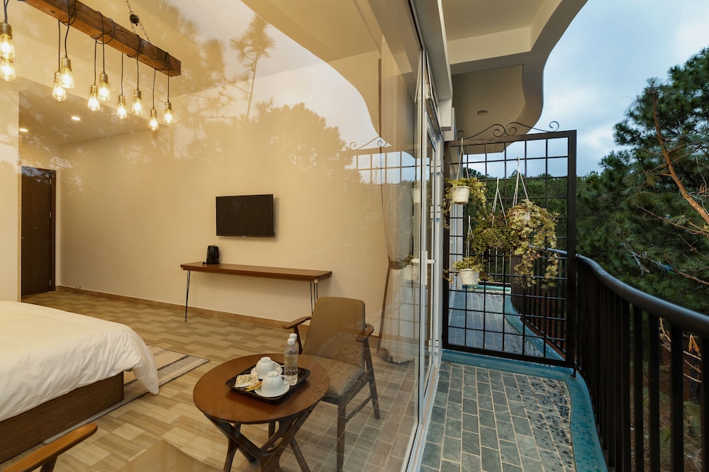 Deluxe Room, Lake View - Photo 10