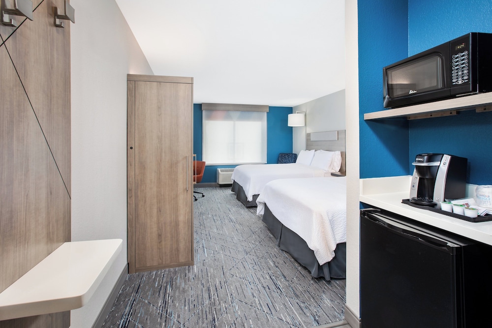 Standard Room, 2 Queen Beds - Photo 2