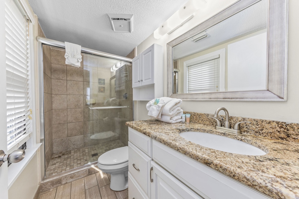 Classic Condo, 3 Bedrooms, Balcony photo 3