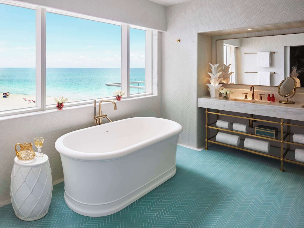 Premier Oceanfront View Corner 1 Bedroom Suite (Accessible) thumbnail 6