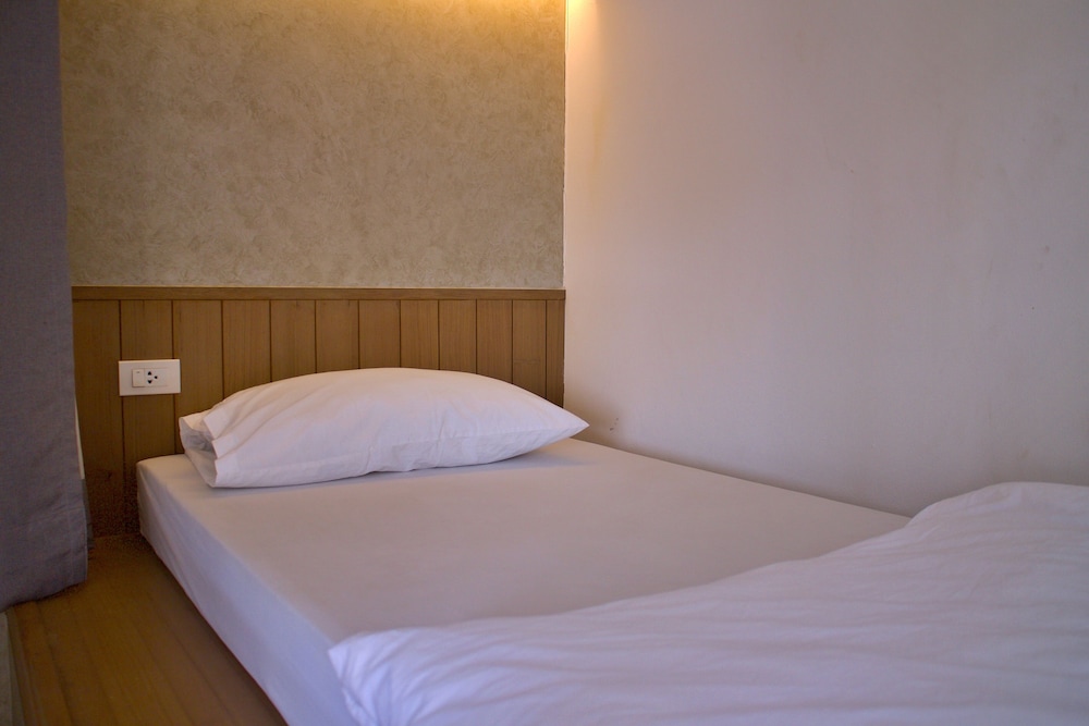 Private 4 Bed photo 2