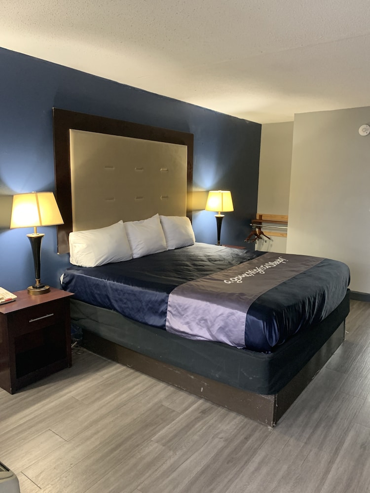 Economy Single Room, 1 King Bed, Accessible photo 2