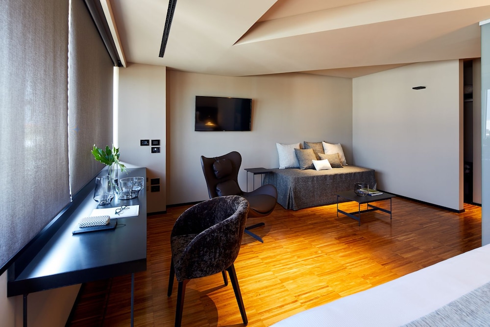 Executive Suite, Accessible photo 3