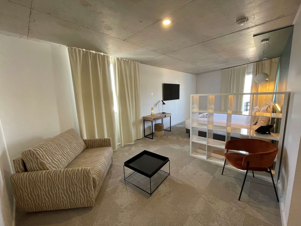 Junior Suite, 1 Queen Bed with Sofa bed - Photo 1