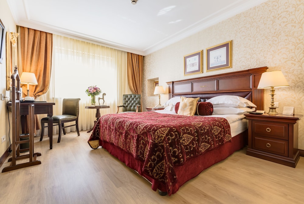 Junior Suite, 1 Queen Bed, Private Bathroom photo 1