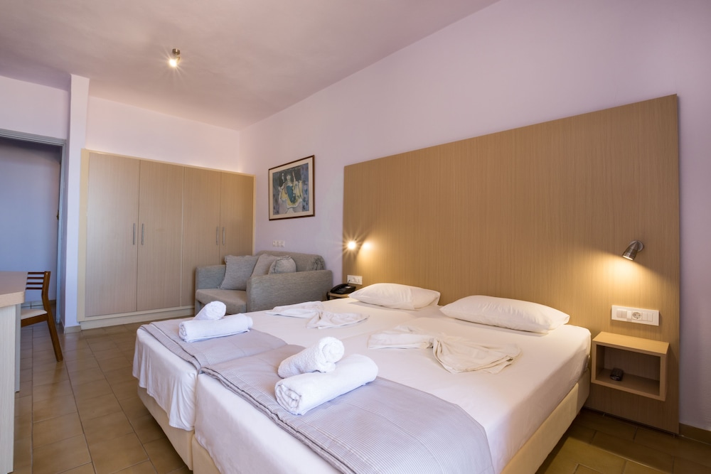 Deluxe Triple Pool View