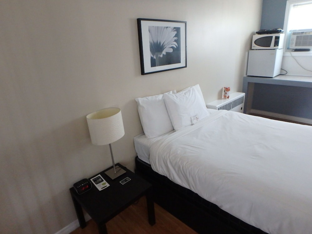 Standard Room, 1 Queen Bed