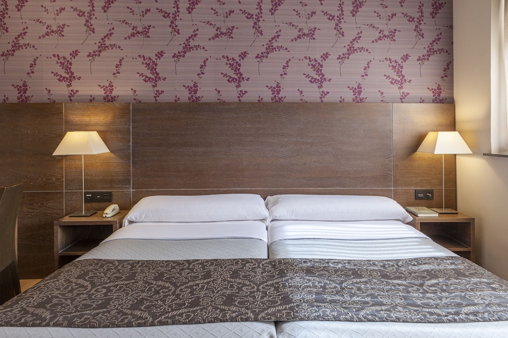 Twin Room - Photo 10