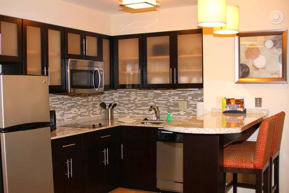 Suite, 2 Bedrooms, Kitchen - Photo 9