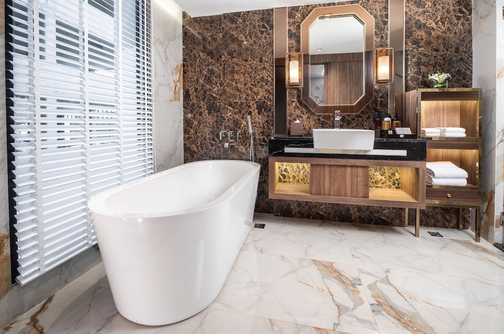 Premier Executive King Room thumbnail 5