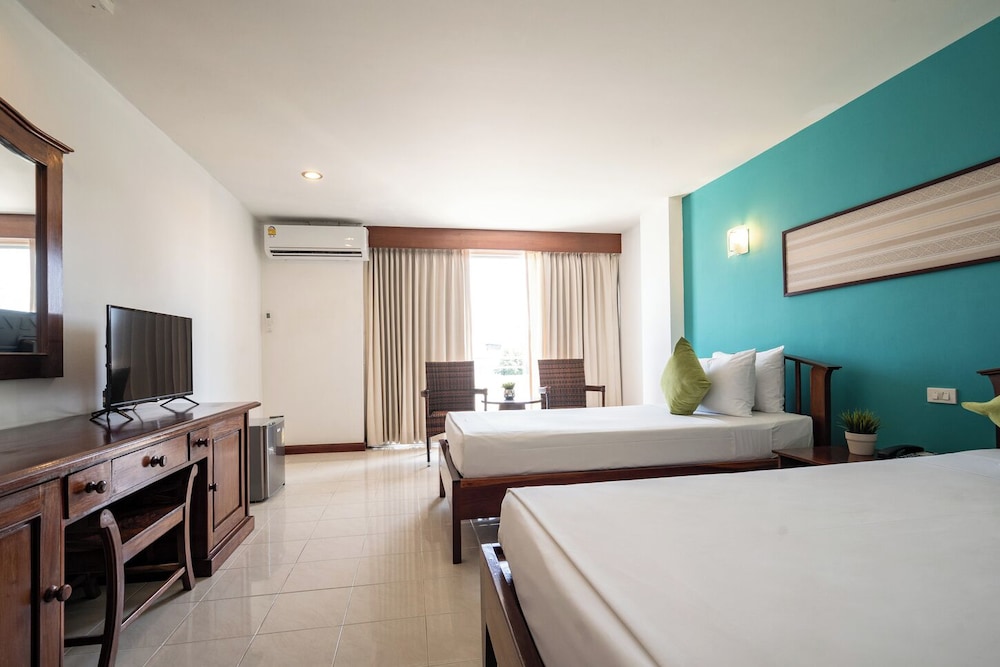 Superior Twin Room, Pool View photo 3