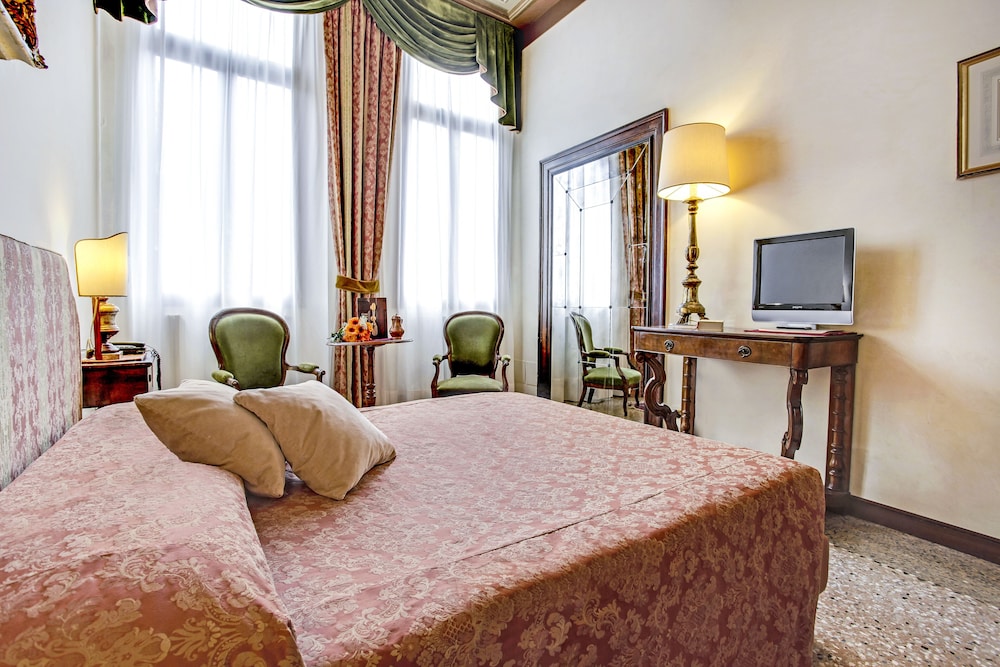Superior Double or Twin Room, City View photo 2