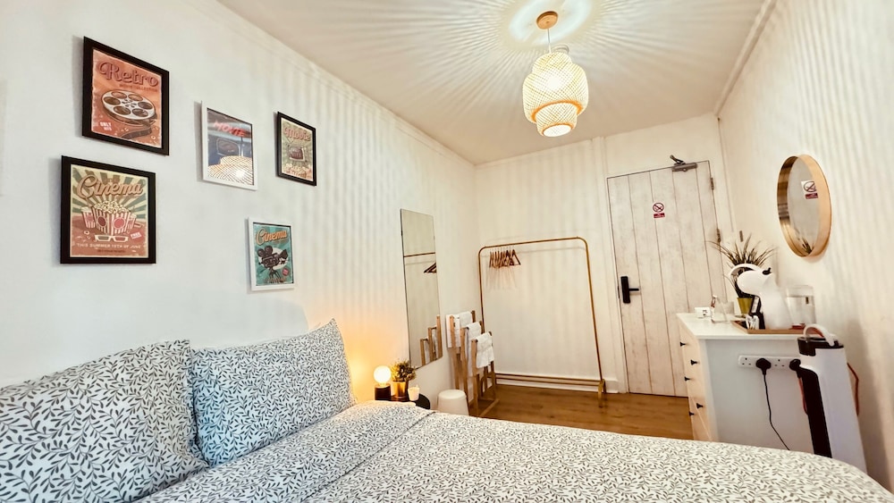 Basic Room, 1 Double Bed, Non Smoking, Shared Bathroom (R6) photo 2