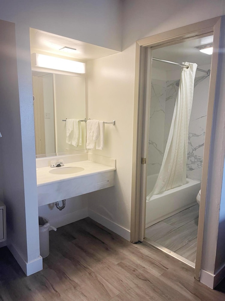 Superior Room, 1 King Bed photo 2
