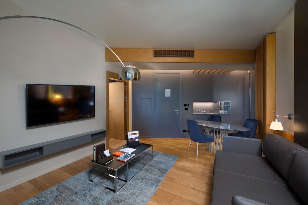 Family Room, Connecting Rooms