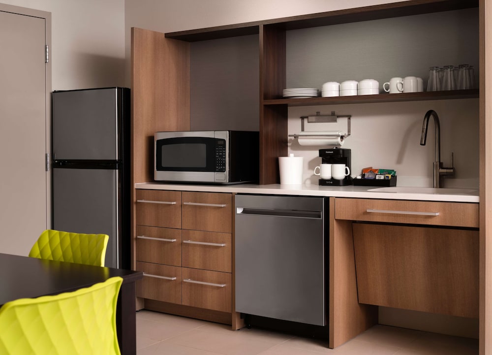 Suite, 2 Queen Beds, Accessible (Mobility & Hearing, Roll-in Shower) - Photo 3