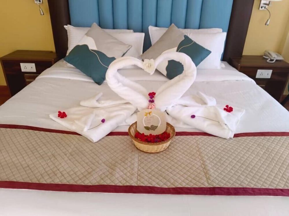 Classic Suite, 1 King Bed, Balcony, Hill View photo 1