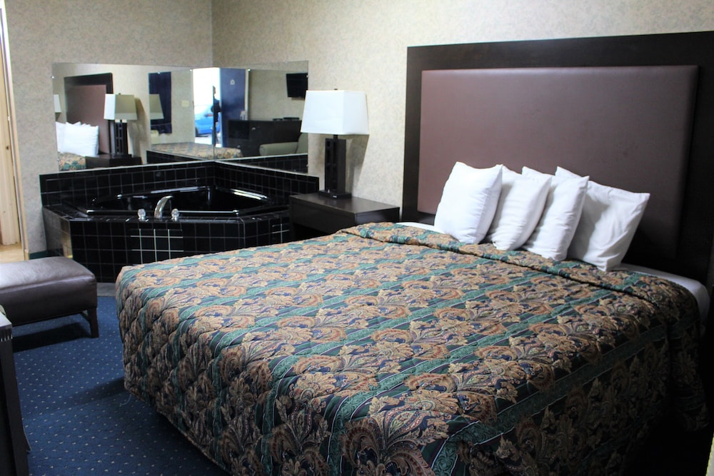 Standard Suite, 1 King Bed, Jetted Tub (Smoking)