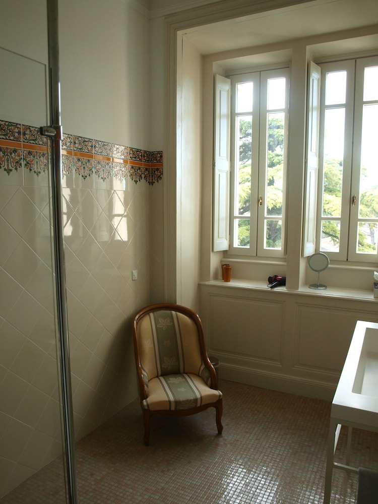 Deluxe Suite, 1 King Bed, Private Bathroom, Garden View photo 2