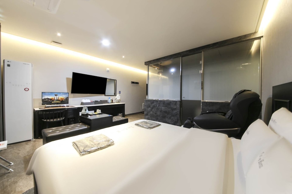 Massage Room - Photo 10