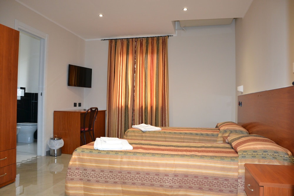 Classic Twin Room, Ensuite, Courtyard View photo 3