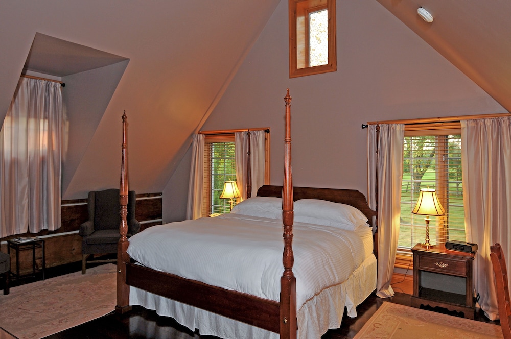 Dunsford House Suite, King Bed photo 2