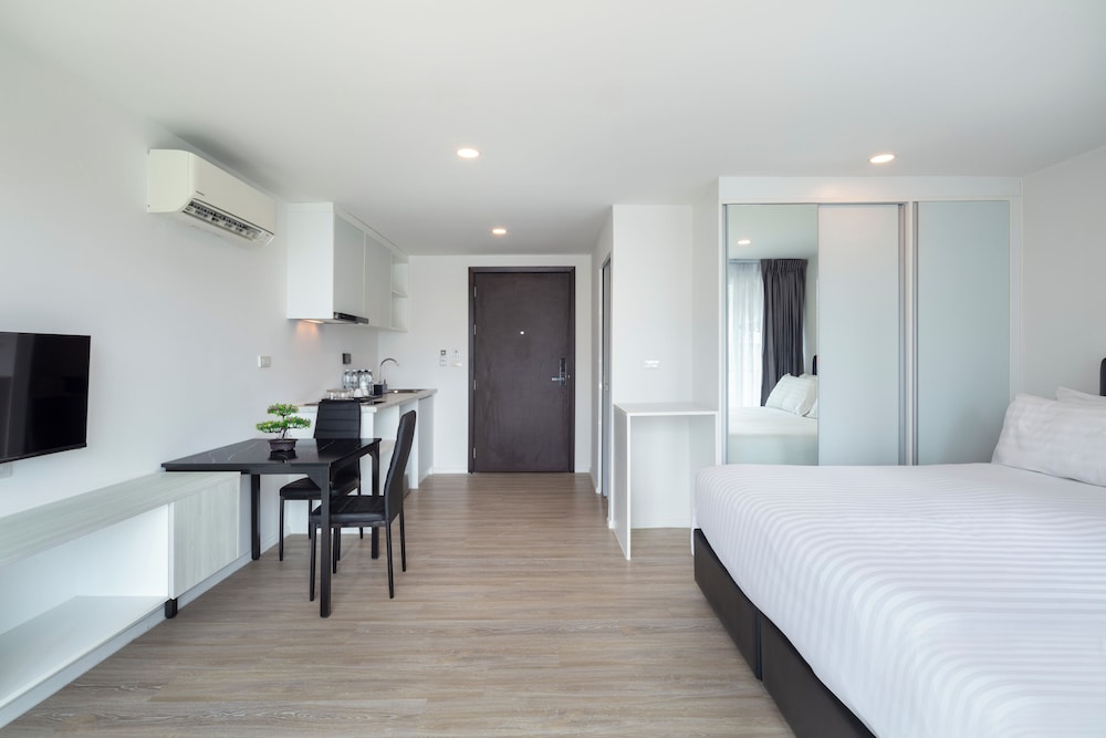 Deluxe King Room - Photo 5