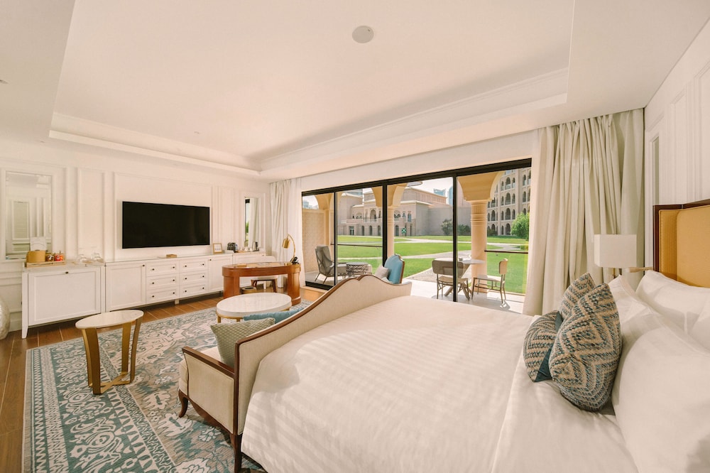Royal Mansion Garden Room