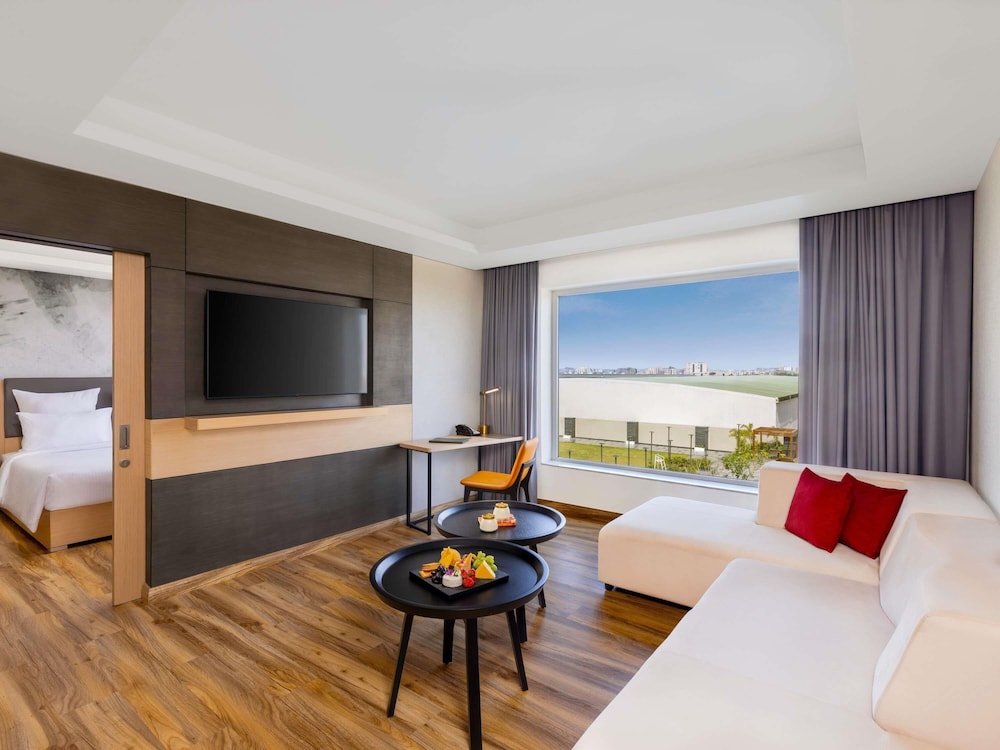 Executive Suite, 1 King Bed, Non Smoking (City Side) thumbnail 6