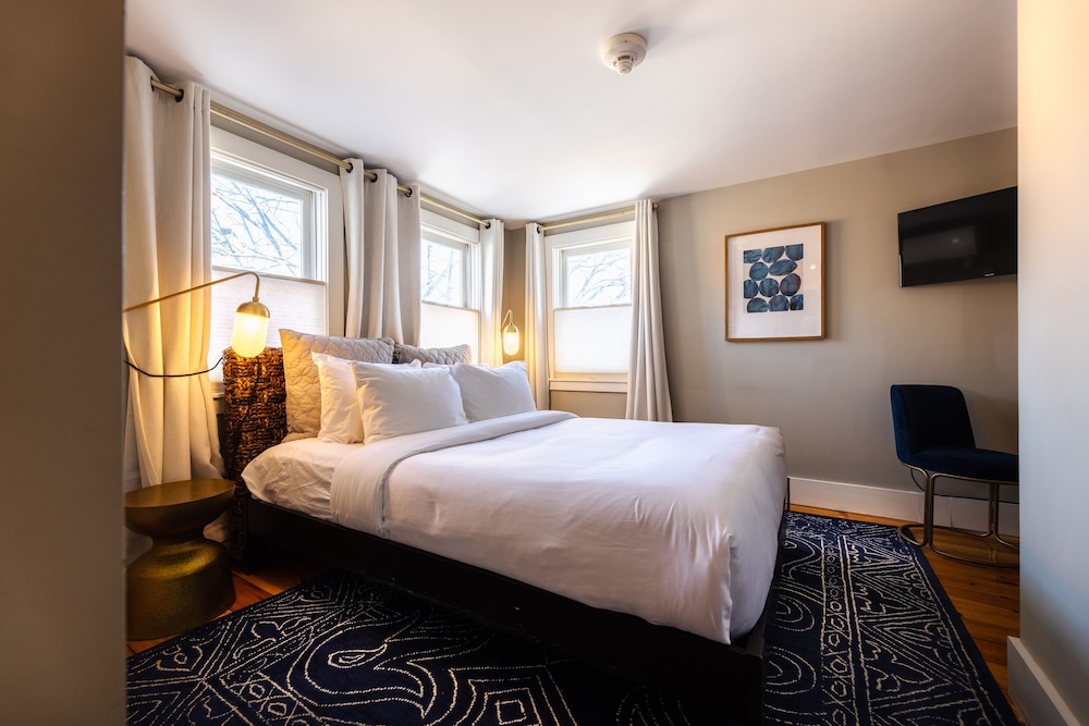 Standard Room, 1 Queen Bed, Ensuite (6)