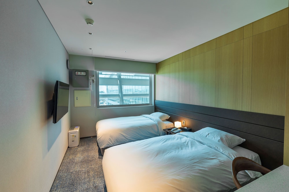 Standard Twin Room (24 Hours)-transit passenger only photo 3