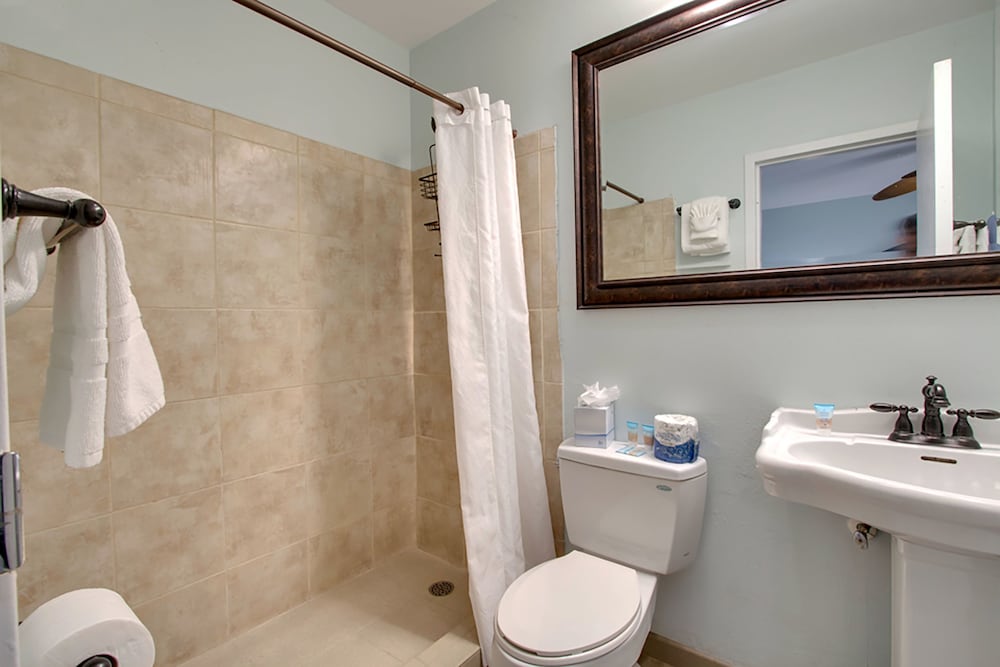 Standard Room, 2 Queen Beds - Photo 8