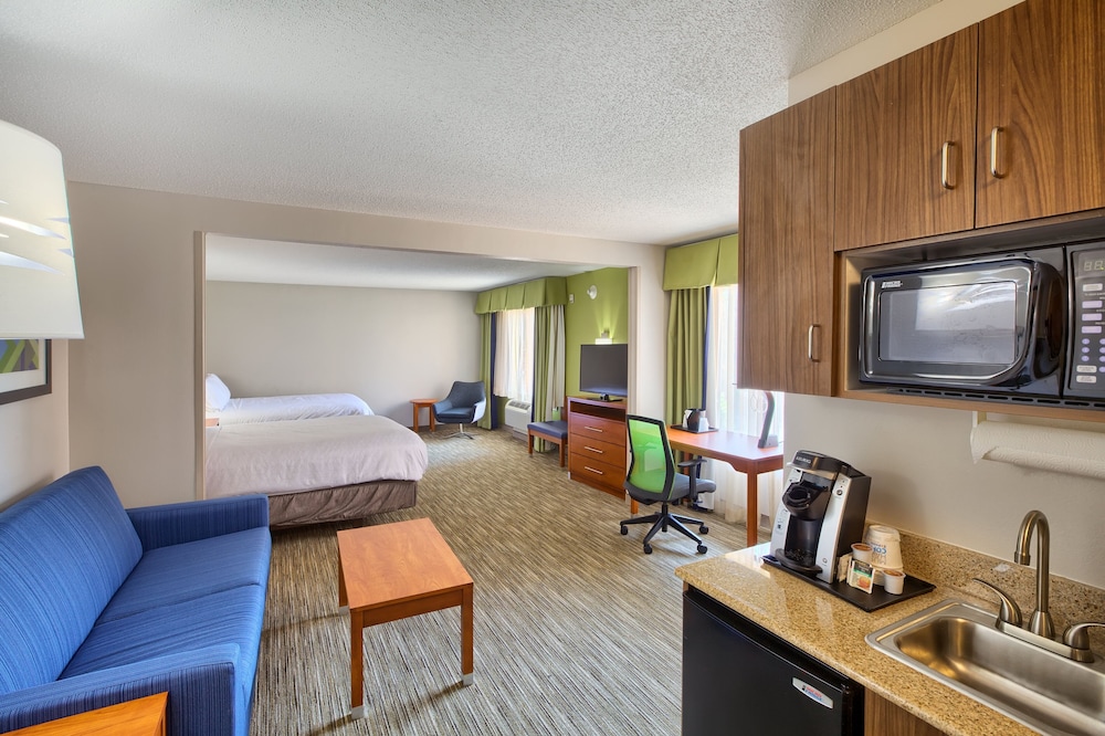 Suite, 1 King Bed, Accessible (Access Tub) - Photo 3