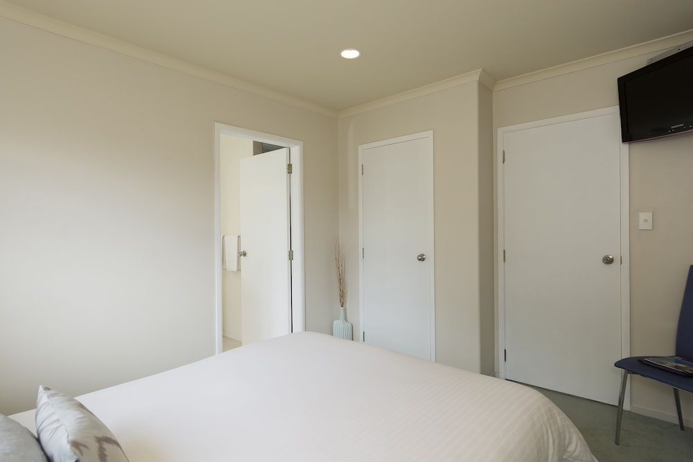 Standard Room 2, One Queen Bed, Ensuite photo 2