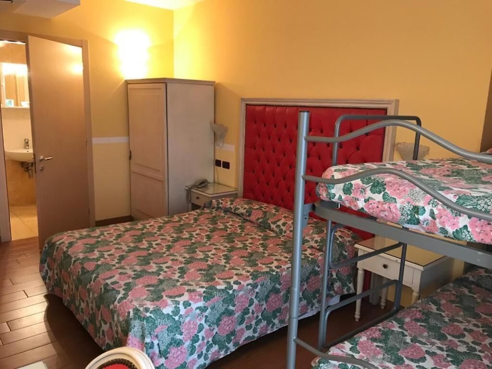 Family Room, 1 Bedroom photo 3