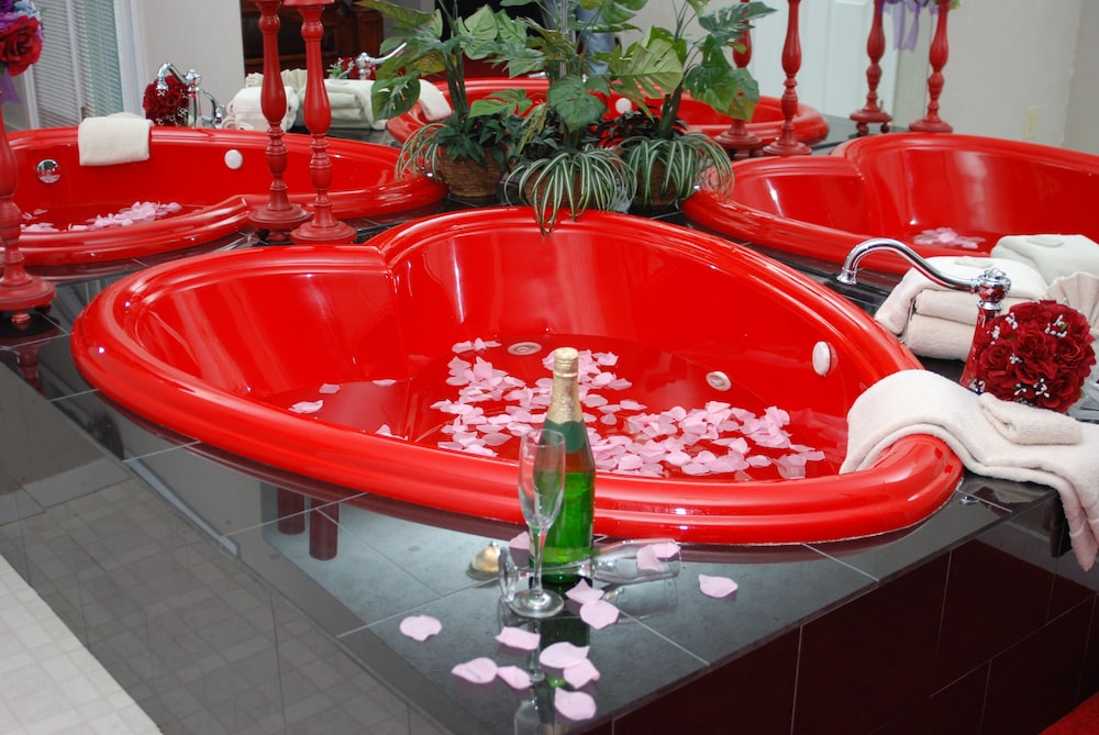 Sweetheart Cabin, 1 Bedroom, Jetted Heart-shaped Tub, Outdoor Hot Tub, Mountainside photo 3