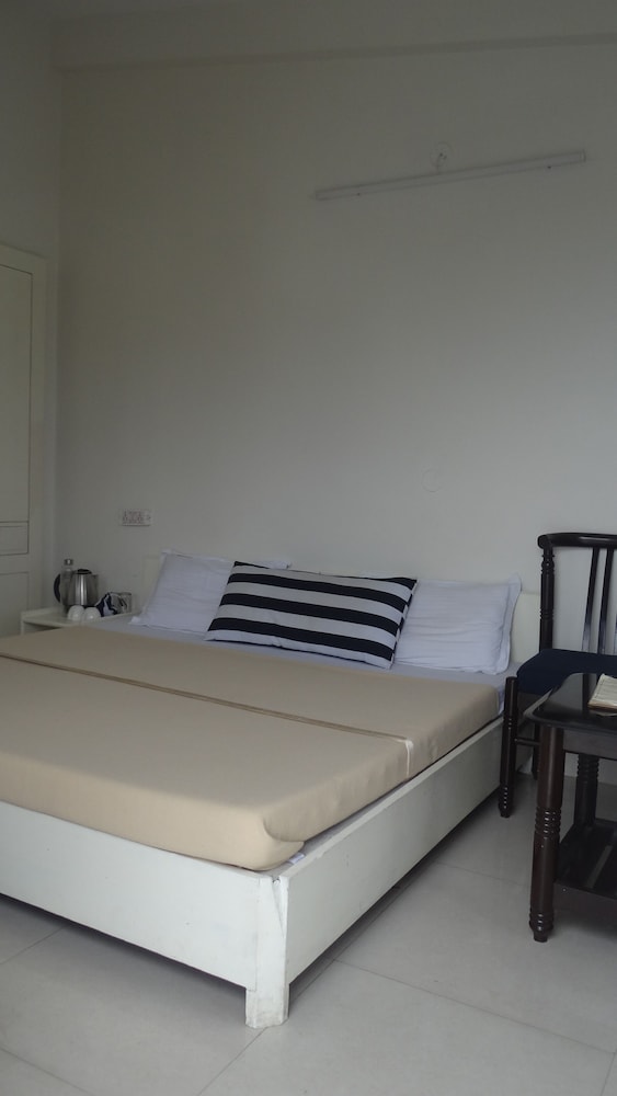 Economy Twin Room - Photo 9