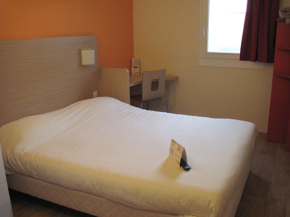 Standard Room, 3 Twin Beds - Photo 1