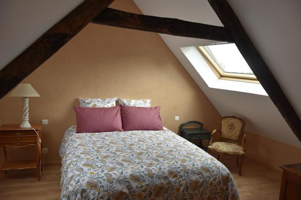 Double Or Twin Room, Shared Bathroom (Champagne) photo 1