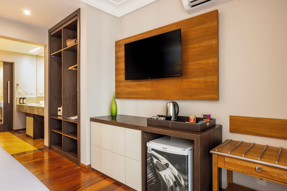 Premier Room, 2 Queen Beds thumbnail 6