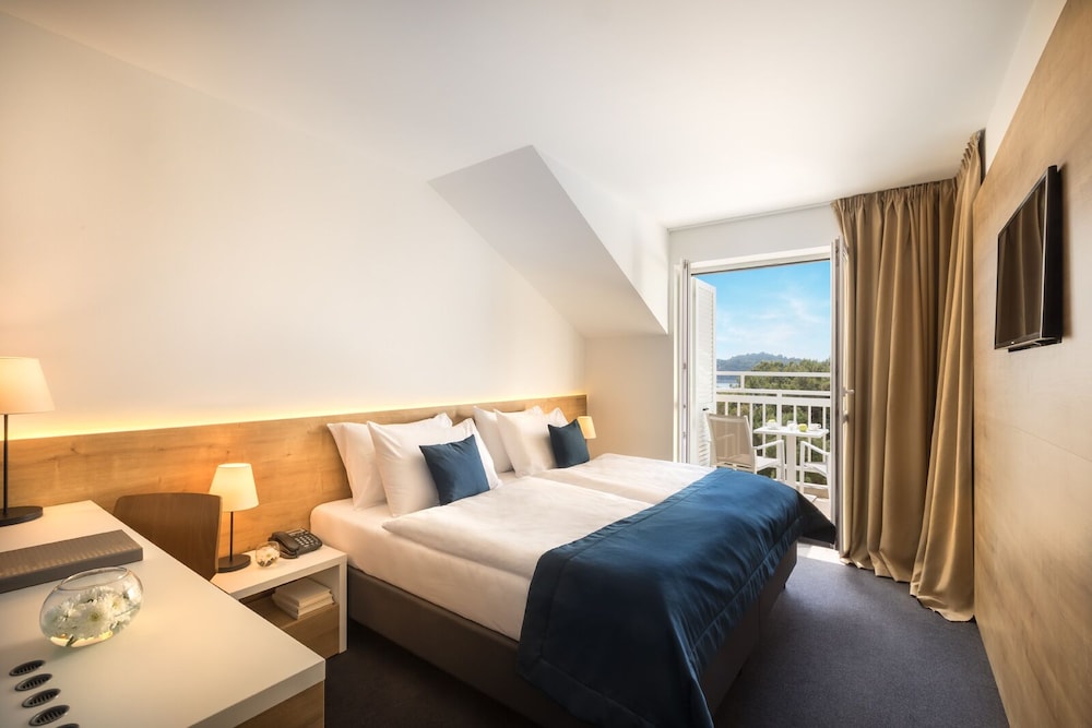 Double room with side sea view and balcony photo 3