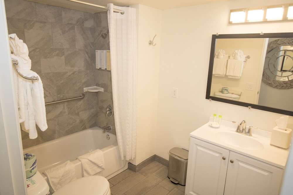 Family Room, 2 Bedrooms, Kitchen - Photo 9