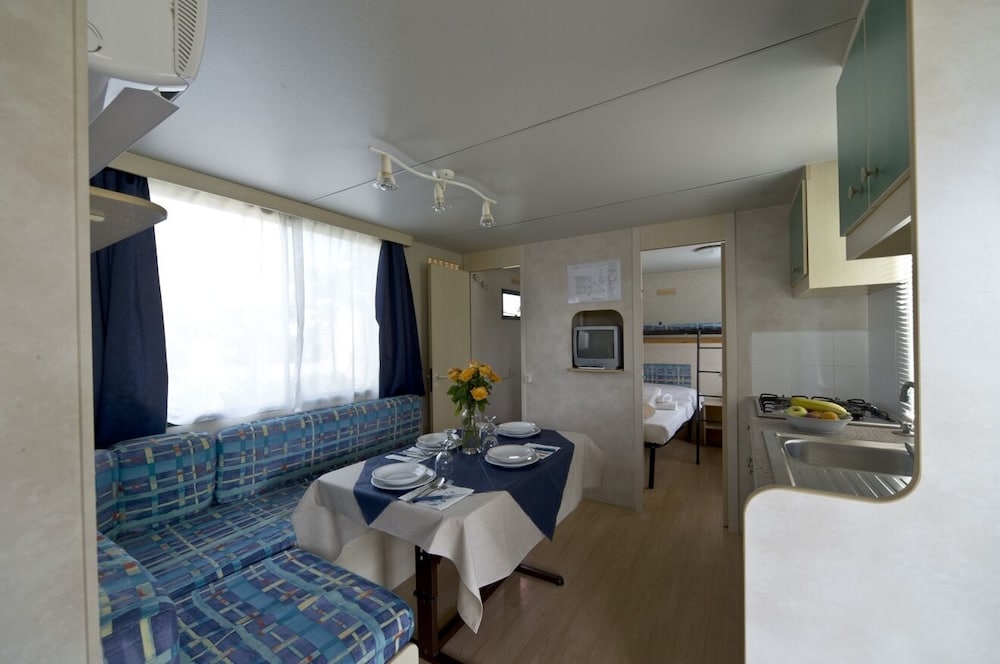 Mobile Home photo 2