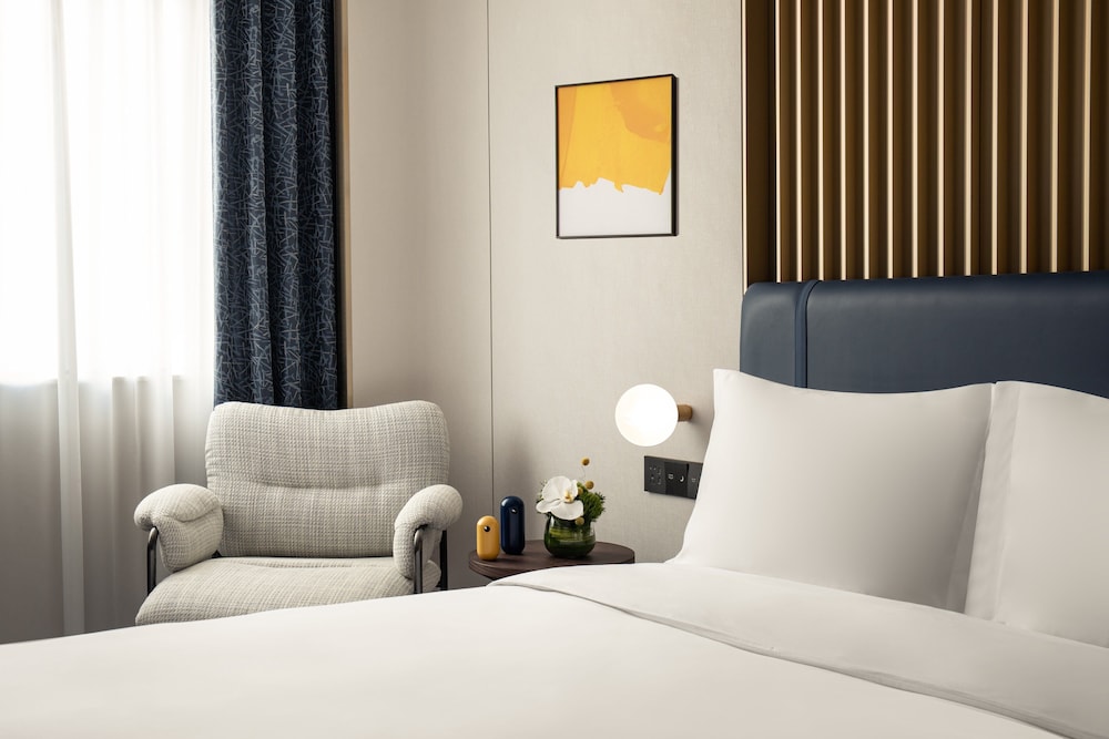 Standard Room, 1 King Bed, Club Lounge Access - Photo 1