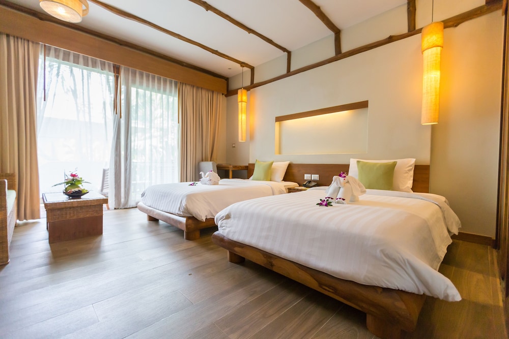 Deluxe Room, 1 King Bed, Pool Access - Photo 2