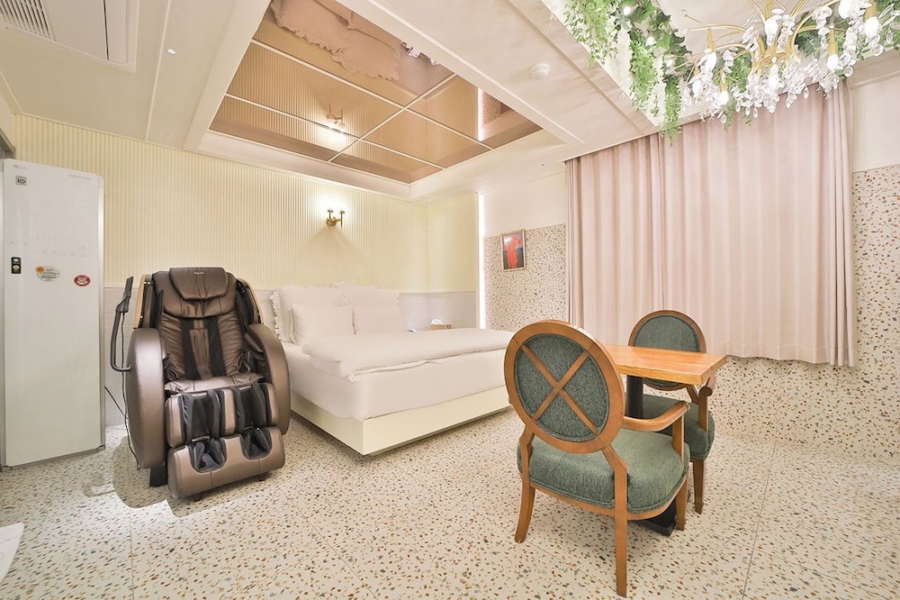 Premium Suite massage chair - Photo 1