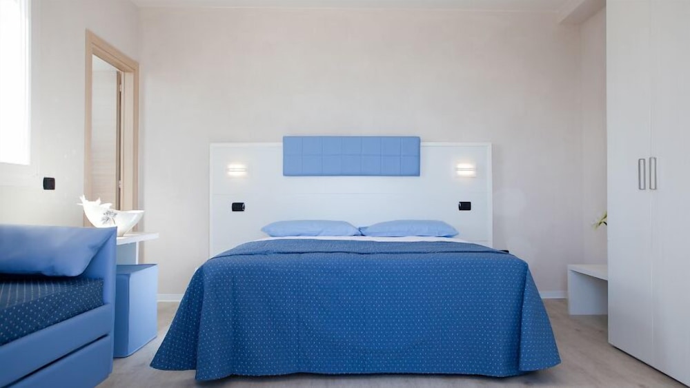Double or Twin Room, Partial Sea View photo 3