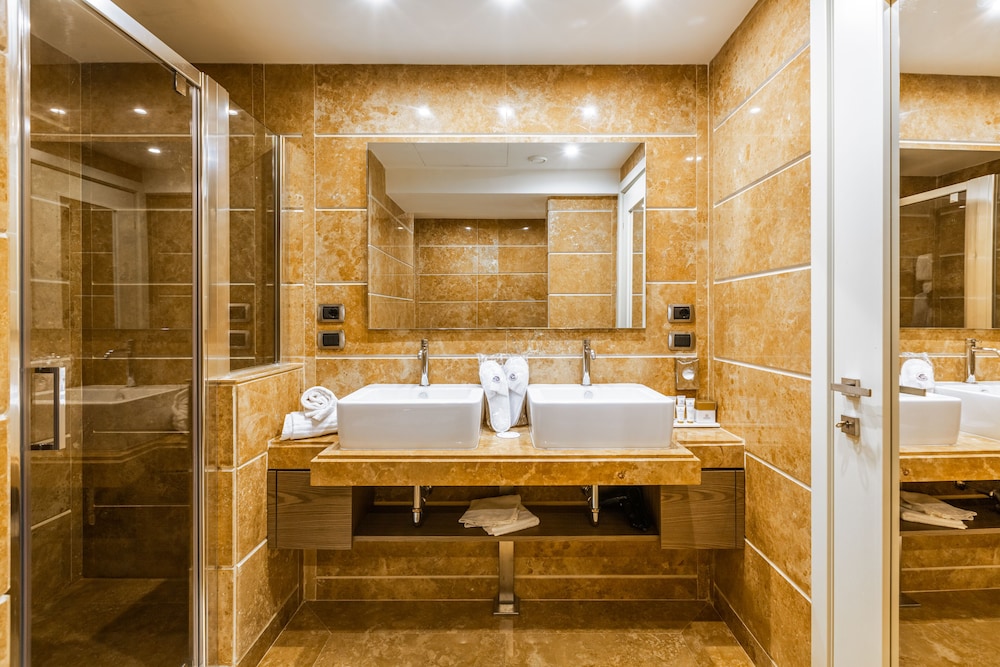 Executive Double Room thumbnail 6