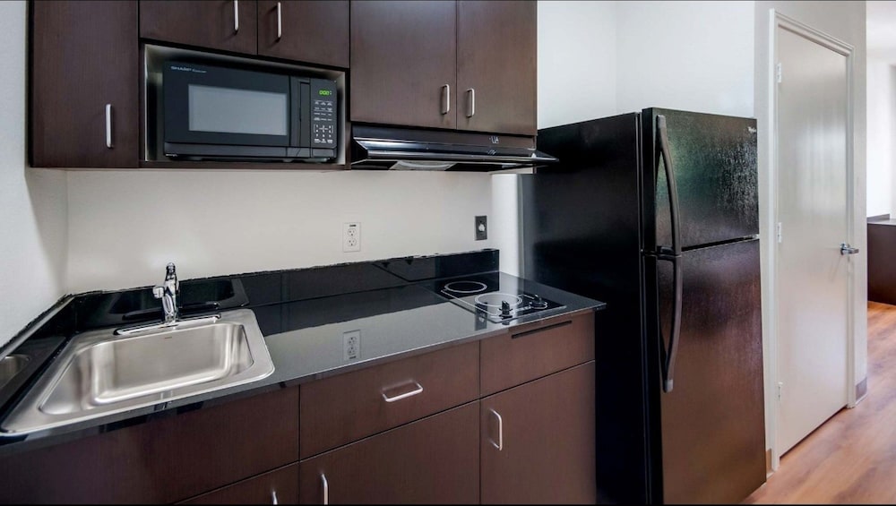 Deluxe Room, 1 King Bed, Non Smoking, Refrigerator & Microwave - Photo 10