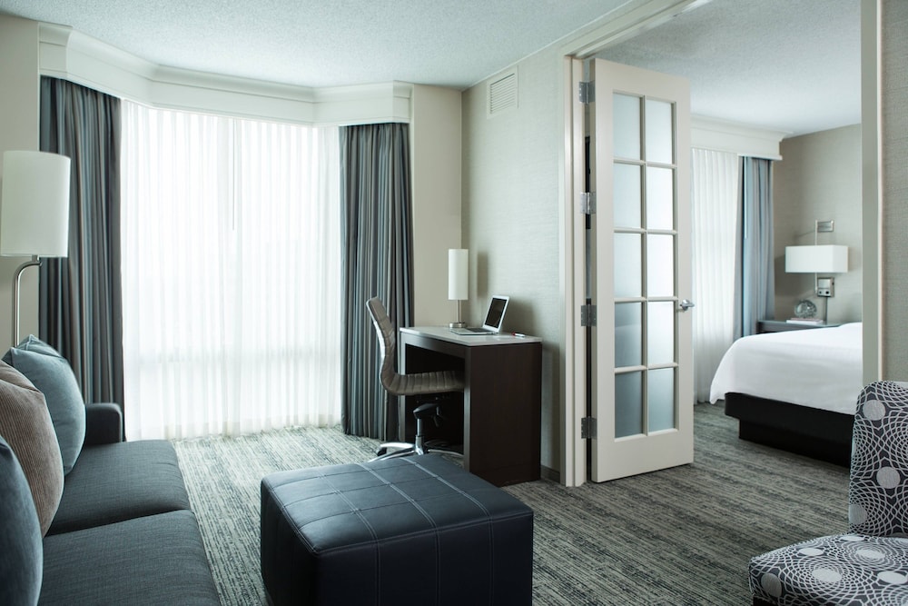 Suite, 1 King Bed - Photo 2